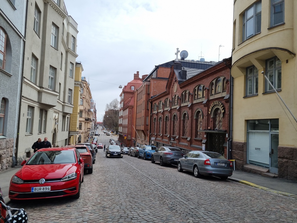 Näkymä Korkeavuorenkatua pitkin alas kohti Ullanlinnaa. rephoto