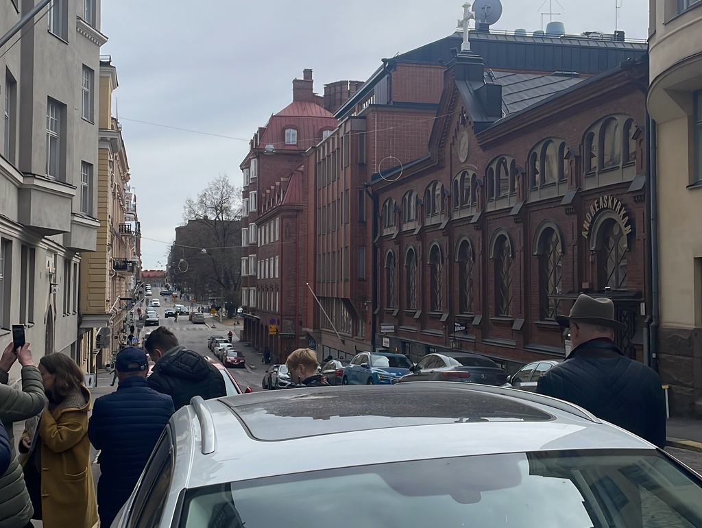 Näkymä Korkeavuorenkatua pitkin alas kohti Ullanlinnaa. rephoto