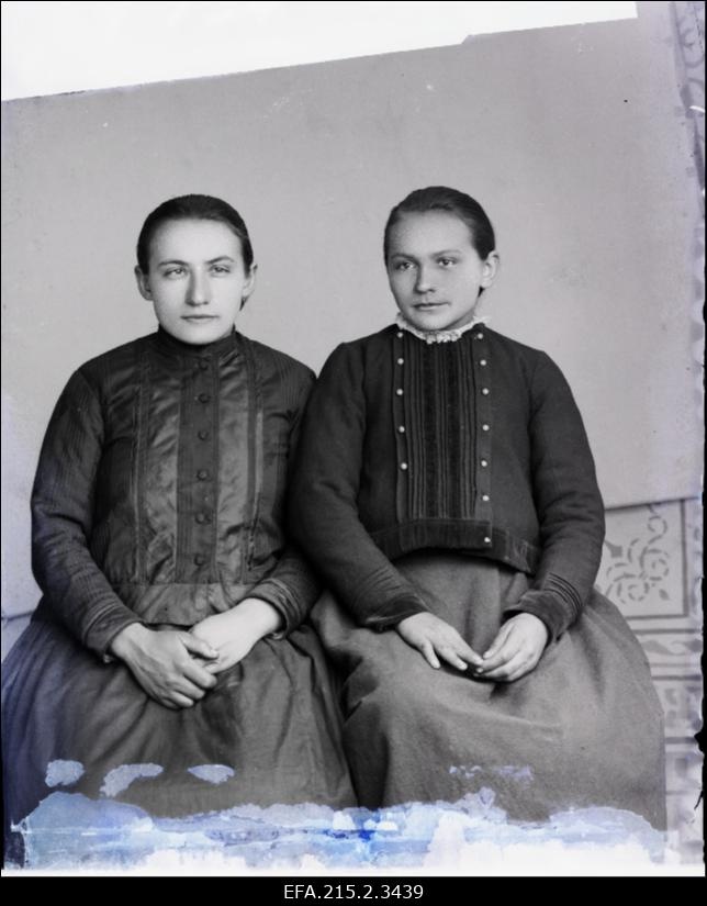 M. Longe (vasakul) ja E. Longe.