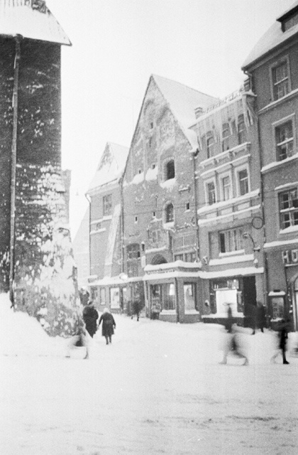 Õhtune Tallinna vanalinn lumesajus. Raekoja plats.