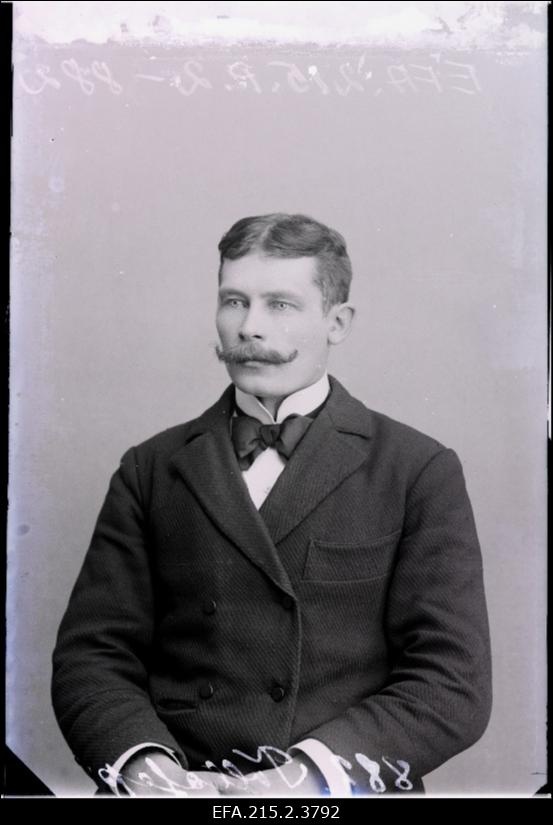 Viljandi raamatukaupmees Ado Tõllasepp.