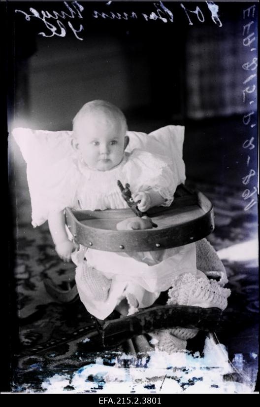 Laps mängu- ja söötmistoolis, (foto tellija parun Ungern-Sternberg).