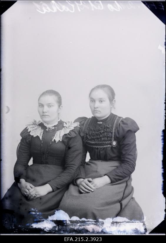 Anu [Ann] Kahu  ja Marie Kahu.