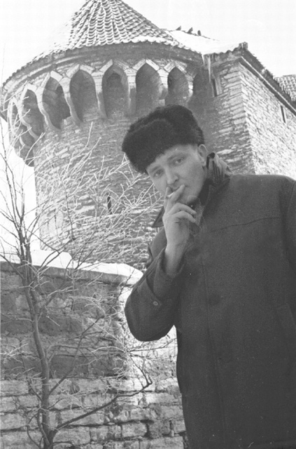 Luuletaja Arvi Siig suitsetamas Tallinna linnamüüri taustal.