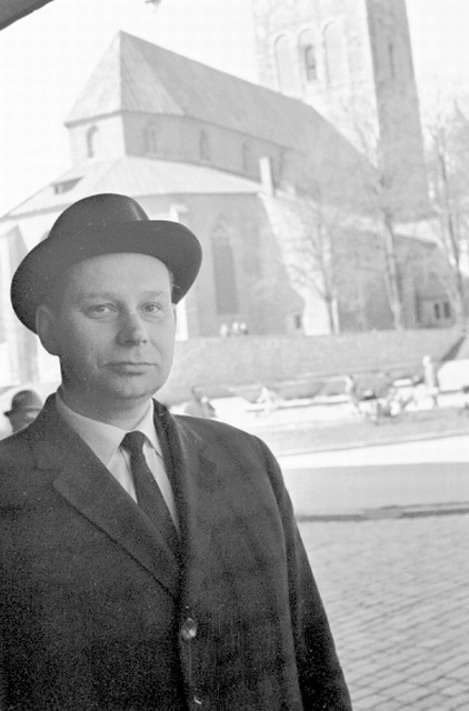 Kirjanik Vladimir Beekman Tallinnas Niguliste kiriku taustal.