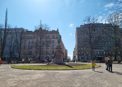 Runebergin esplanadi ja J. L. Runebergin muistopatsas.Taustalla Wasa Bankenin talo, Eteläesplanadi 12. rephoto