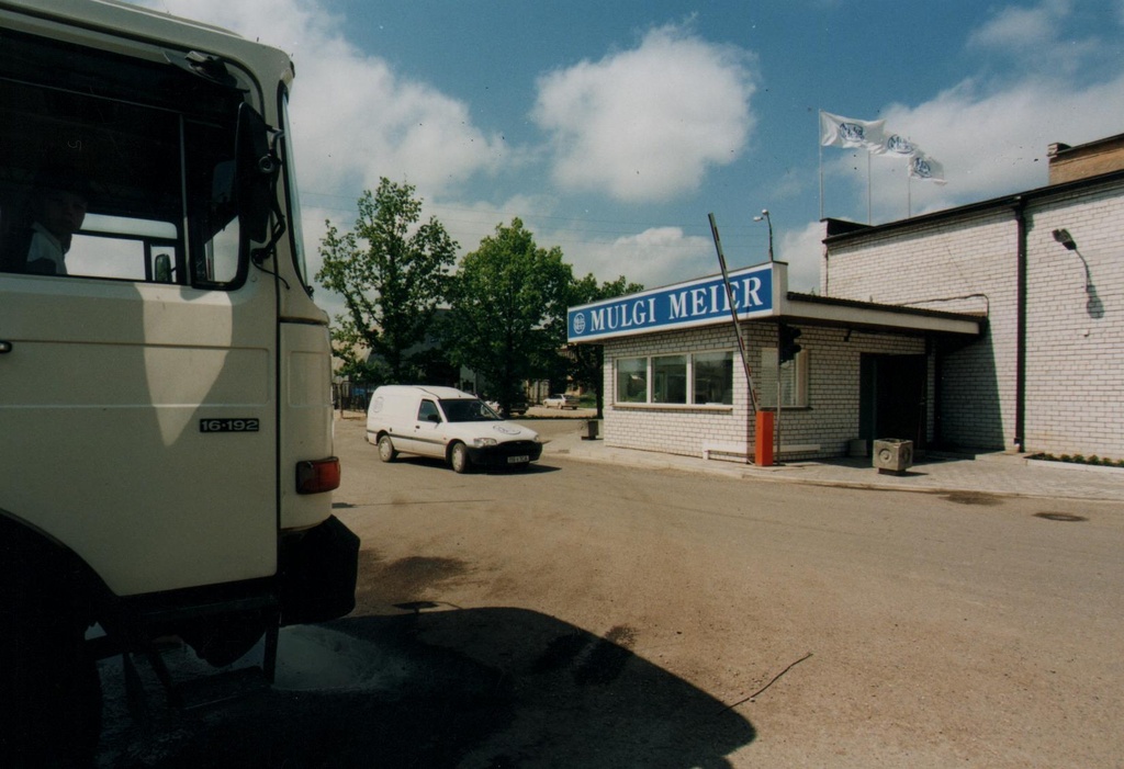 Kaubaauto Mulgi Meier värava ees