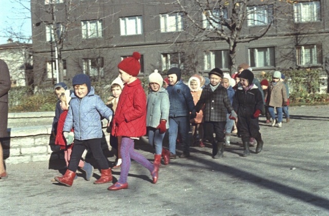 Tallinna vaade. Lasteaialapsed jalutamas.