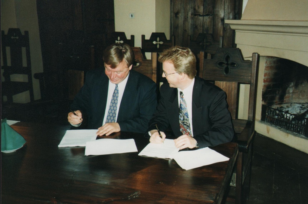 AS Mulgi Meier lepingut allkirjastamas