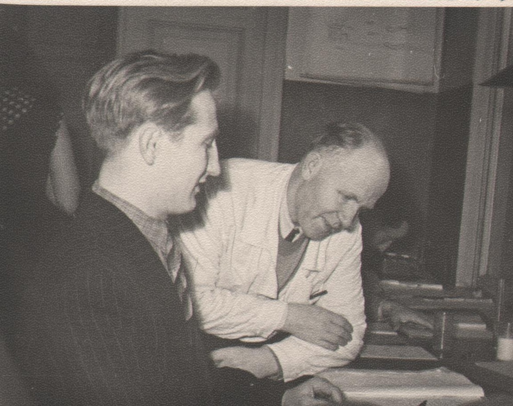 EPA vanem õpetaja Jaan Klaar kaastöötajatega nõu pidamas