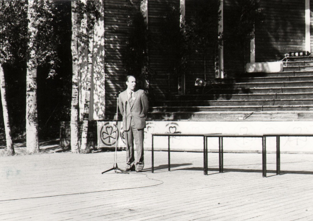 Paides LPM  XXVI suvespartakiaadil ütleb lõppsõna ENSV Liha-ja Piimatööstuse min. aset. Tiit Kõuhkna