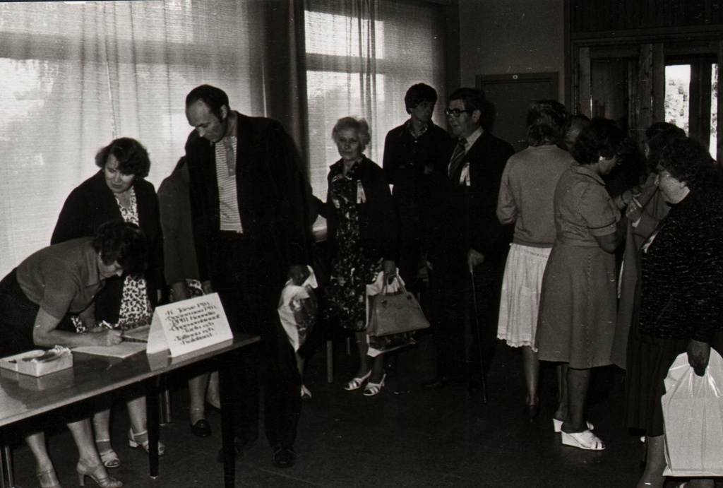 ENSV piimandusveteranide V kokkutulek Võrus, vetaranid Saaremaalt registreerimas