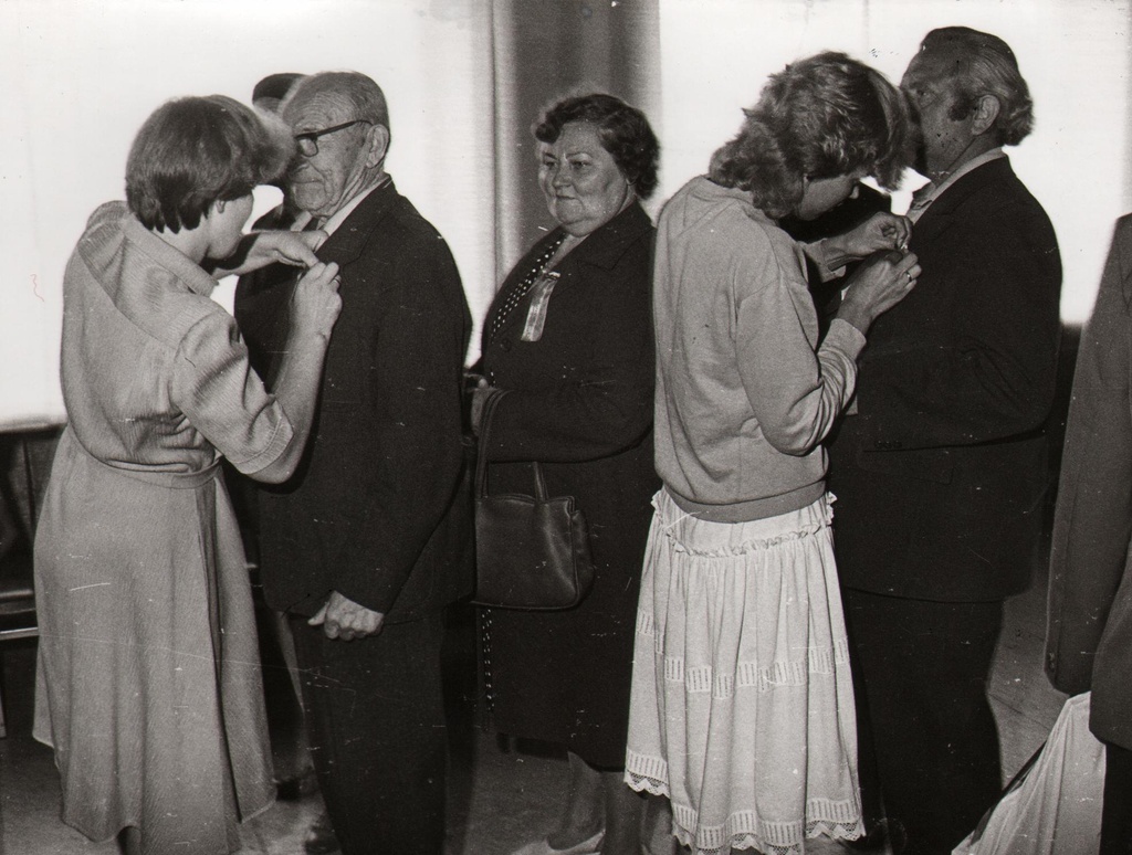 ENSV piimandusveteranide V kokkutulek Võrus, saavad veteranid päevakohased rinnamärgid