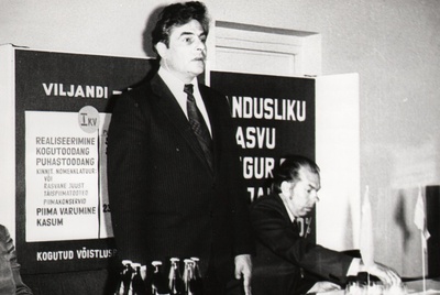 ENSV piimandusveteranide IV kokkutulek Viljandis. Esineb EKP Viljandi raj. komitee II sekretär Vello Mäe.  duplicate photo