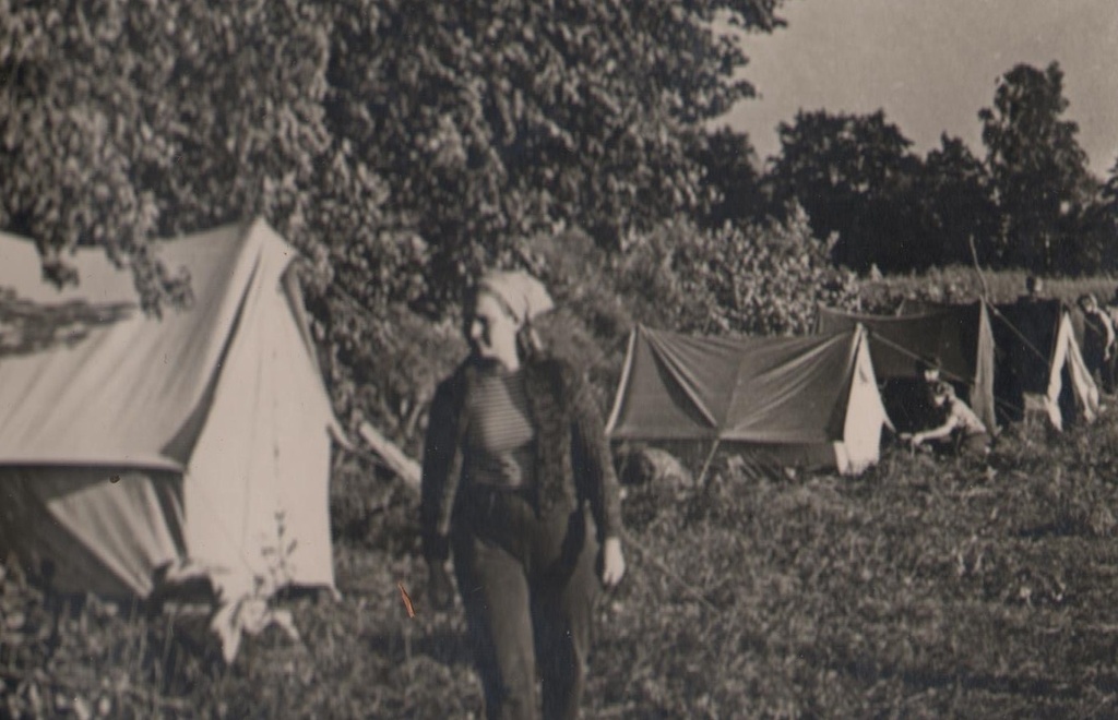 Tartu Lihakombinaadi töötajad vabal ajal laagris telkide üleslöömisel