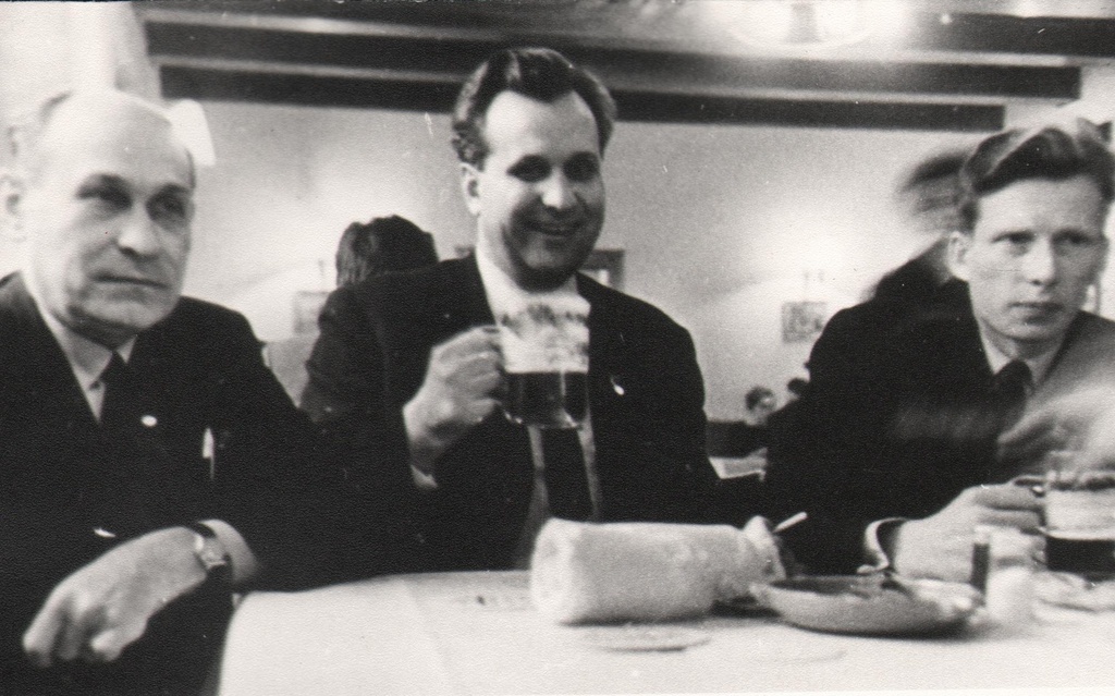 E.Kasekänd, J. Remmel ja H. Eller Tsehhoslovakkias õlu degusteerimas