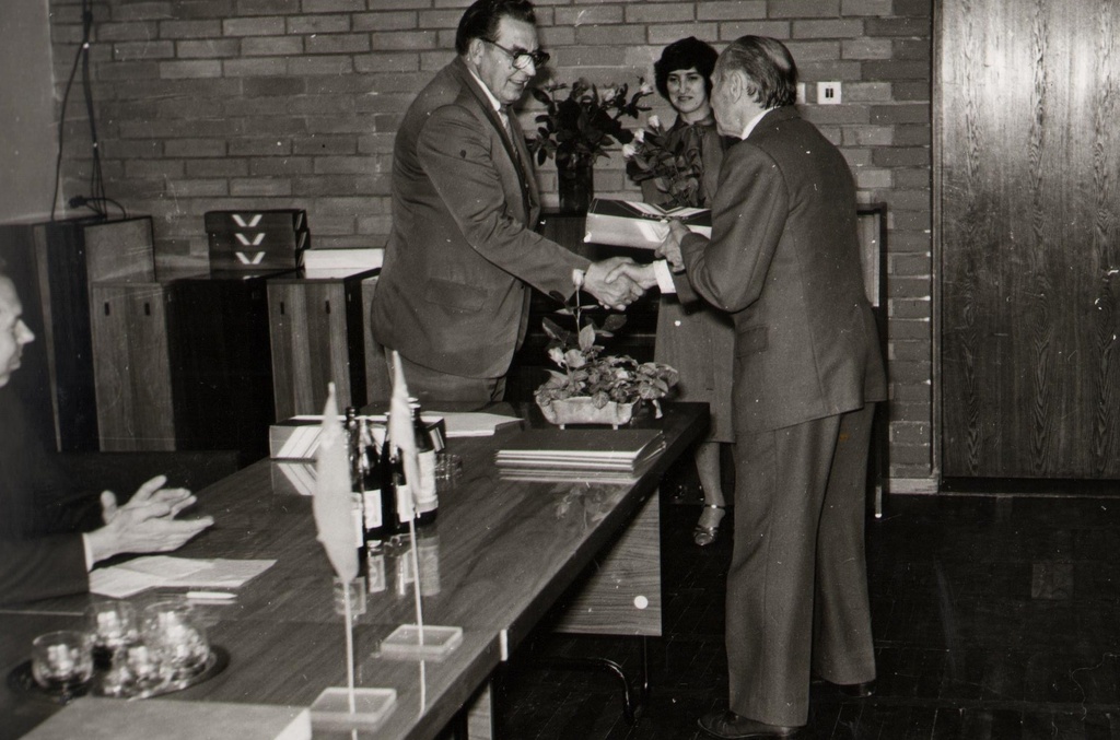 Minister Albert Essensoni autasustab veteranide nõukogu esimees Edgar Kasekänd