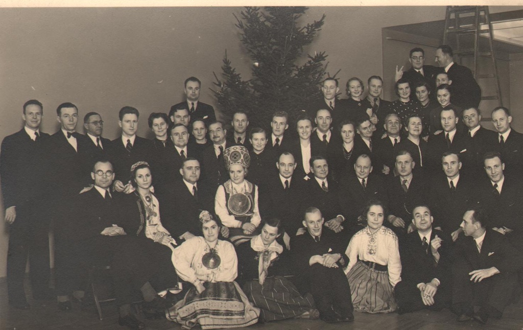 Karl Voitk kursuslastega jõuluõhtul.