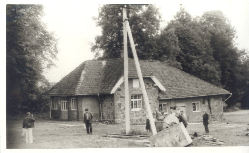 Eesti piimandusmuuseumi töötajad Lätis avatud piimandusmuuseumi juures