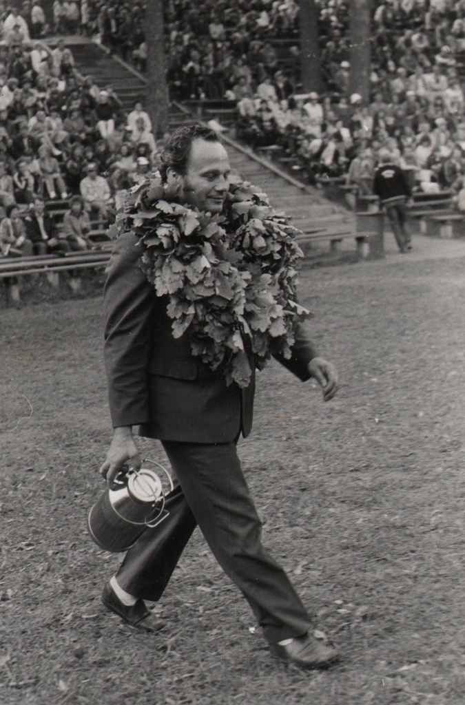 Üldvõitja tunnustuse on kätte saanud Põlva PTK dir. Vassili Mahla, liha-ja piimatööst. töötajate spordimängudel