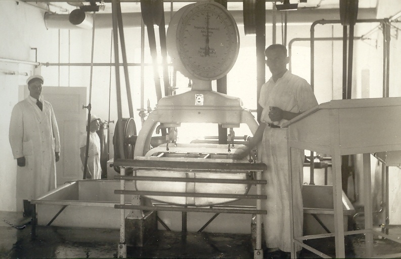 Järva-Jaani Piimaühingu piima vastuvõtmise ruum, fotol meier A.Kängsepp 1939a.
