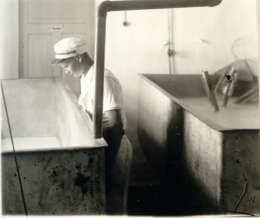 Järva-Jaani Piimaühingu kaseiini ruum, 1 meestööline vanni juures