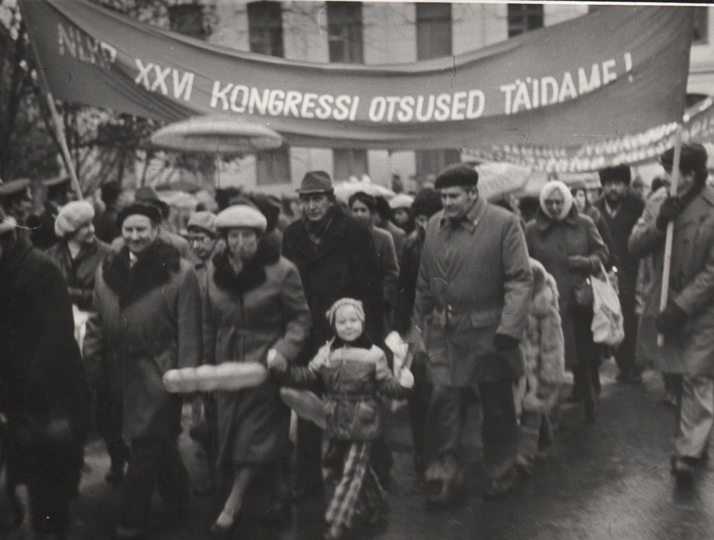 ENSV Liha-ja Piimatööstuse Ministeeriumi töötajad Oktoobri Revolutsiooni aastapäeva demonstratsioonil