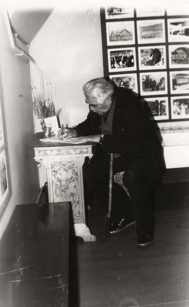 Endine Õisu katsejaama töötaja Elmar Lemming teeb sissekannet Imavere ühispiimatalituse 80 aastapäeva tähistamise näitusel