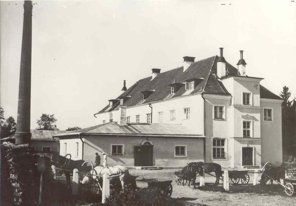 Õisu õppe- ja katsemeierei hoovi poolt