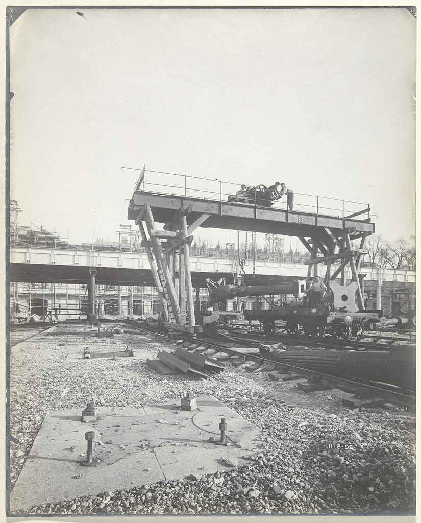 De aanleg van de metro in Paris, arbeiders op de bouwplaats