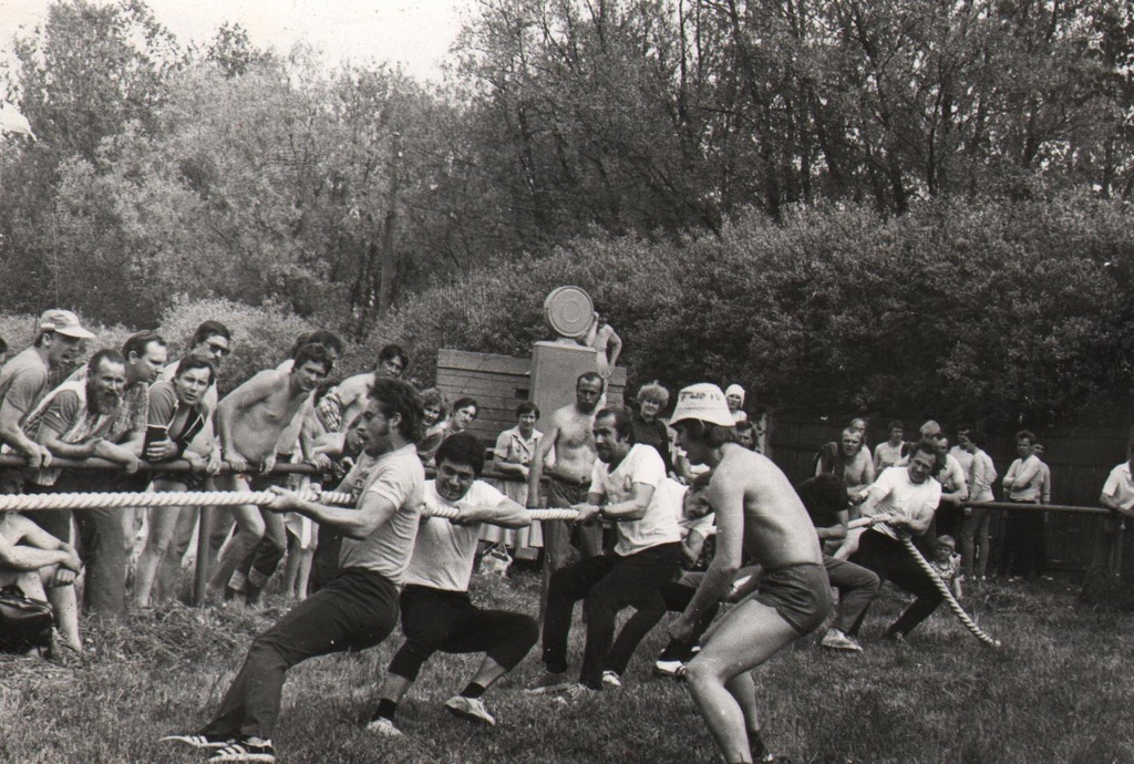 Piimandustöötajate XXIV suvespartakiaadil Viljandi PTK köieveomeeskond eeltõmbel, Viljandi staadionil, 6 koht