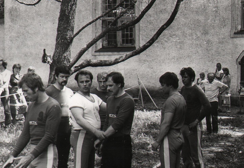 Piimandustöötajate XXIV suvespartakiaadil Põlva PTK köieveomeeskond koos oma kapteni Vassili Mahlaga, Karksi