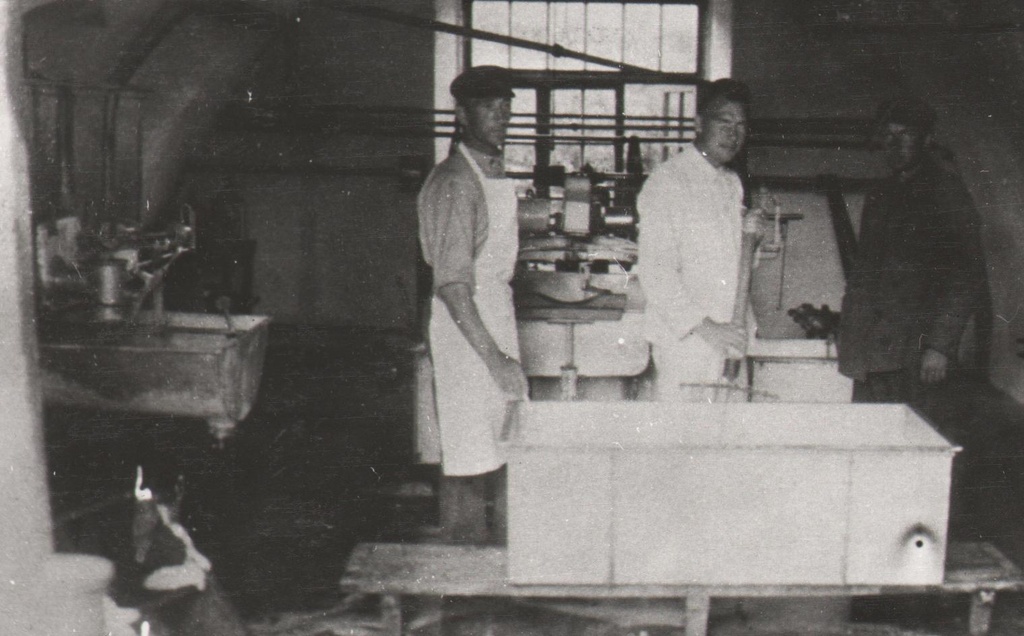 Aruküla piimatööstuse vastuvõturuum, meier H. Juurik ja 2 töölist.