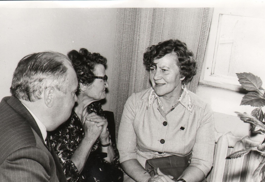 ENSV piimandusveteranide IV kokkutulek Viljandis. Veteranid vestlemas.