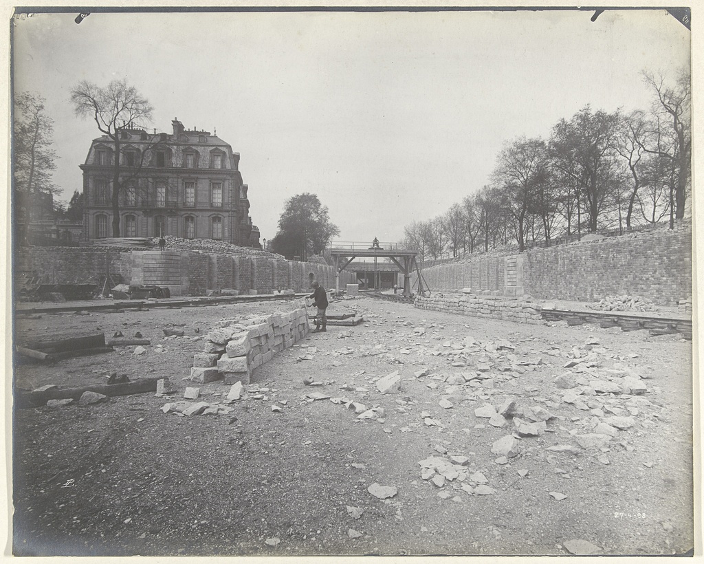 De aanleg van de metro in Paris, viaduct met arbeiders op stellage