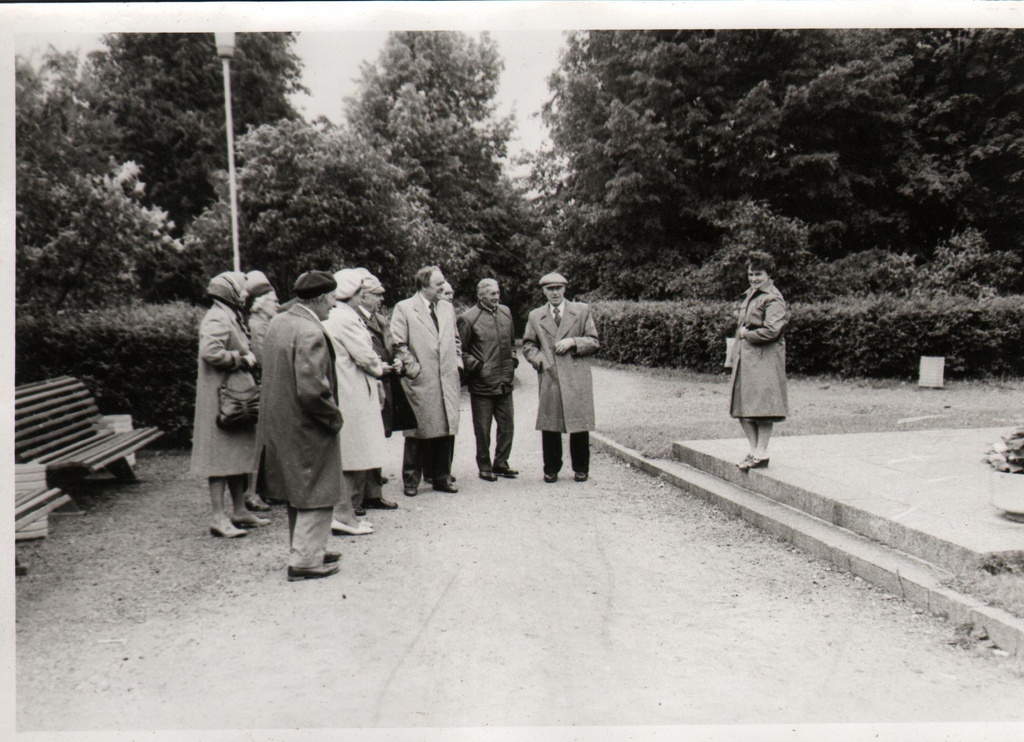 ENSV piimandusveteranide IV kokkutulek Viljandis. Veteranid tutvumas Viljandi linnaga. Köhleri ausamba ees.