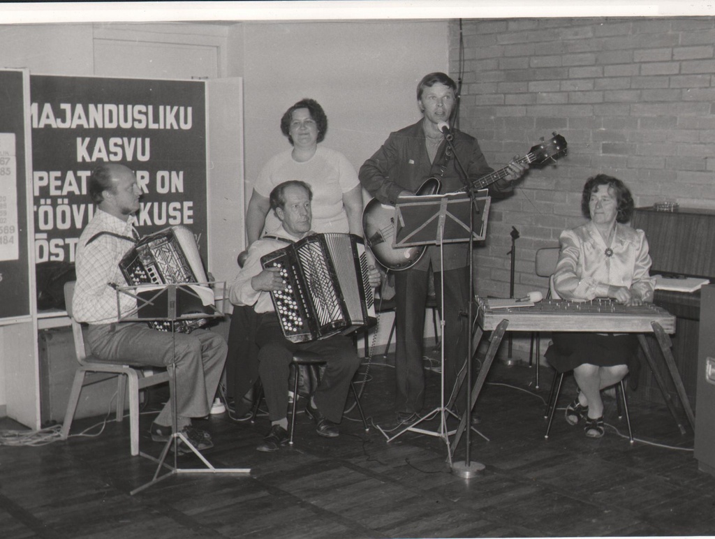 ENSV piimandusveteranide IV kokkutulek Viljandis. Viljandi PTK pillimehed loovad meeleolu.