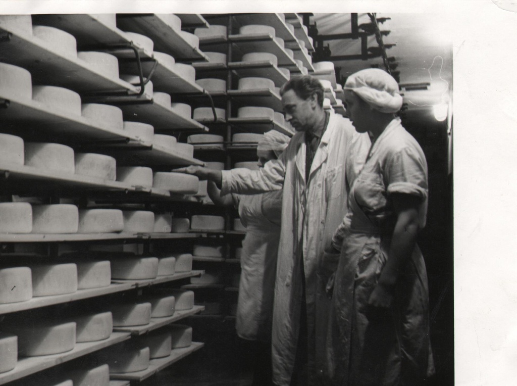 Juustu keldrid Valjalas, keskel tsehhi juhataja V. Peegel