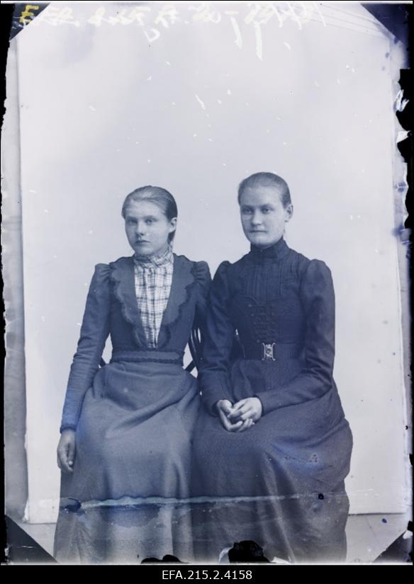 Kaks naist, (foto tellija Bergmann).