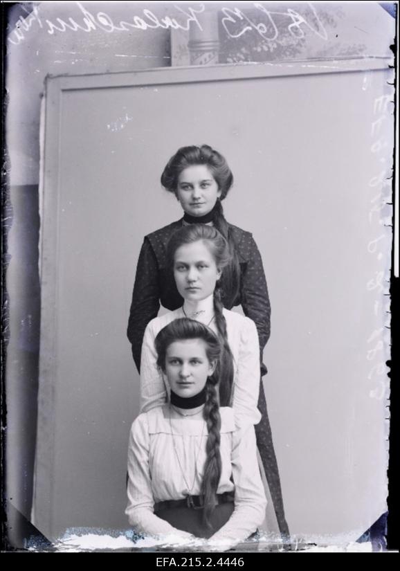 Grupp neiusid, (foto tellija Kalaschnikoff [Kalašnikova]).