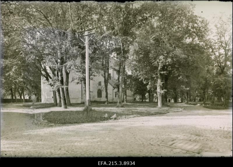 Pikk tänav, puude vahel Jaani kirik.