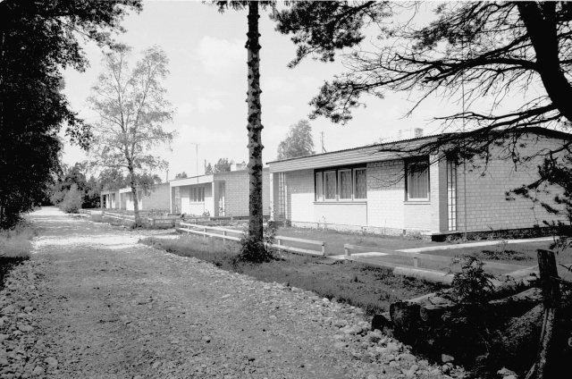 Hiiumaa. Uued ühepereelamud Kärdlas.