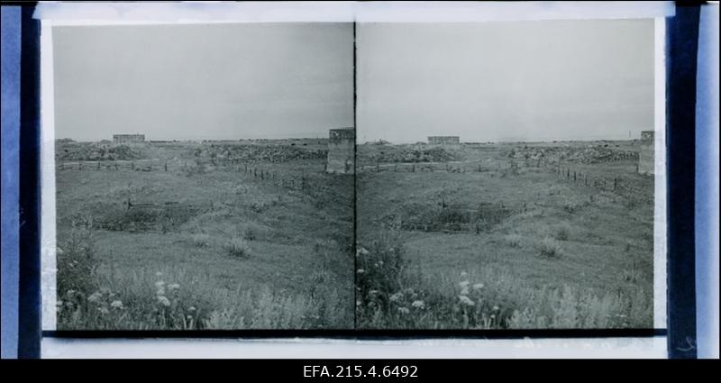 Vaade I Maailmasõjas purustatud kindlustustele Sõrves.