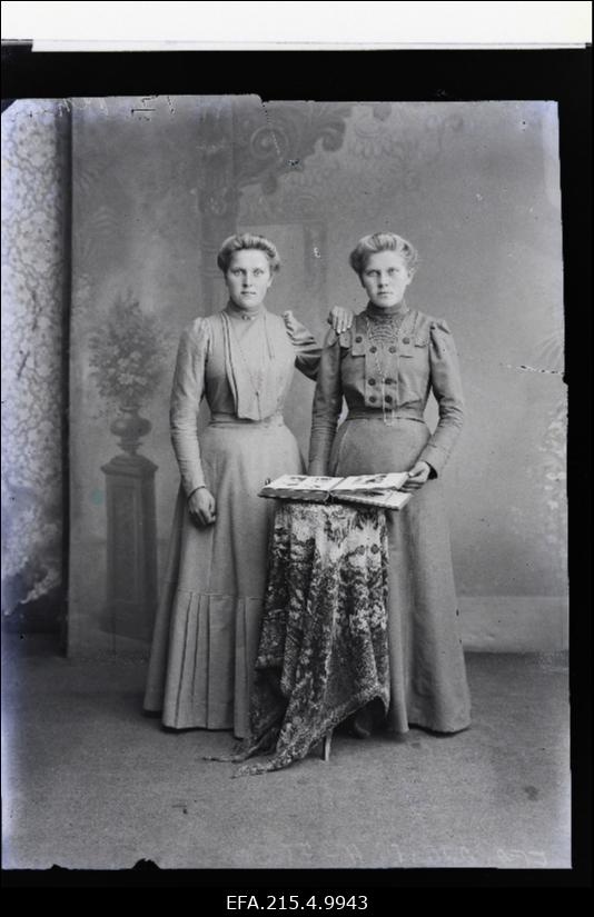 Kaks naist, (foto tellija Pihlak [Pihelgas]).