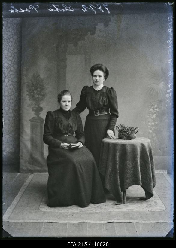 Kaks naist, (foto tellija Lutu).
