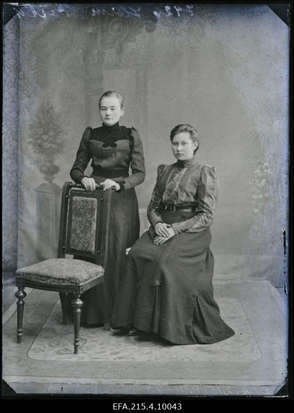 Kaks naist, (foto tellija Ärm [Herm]).