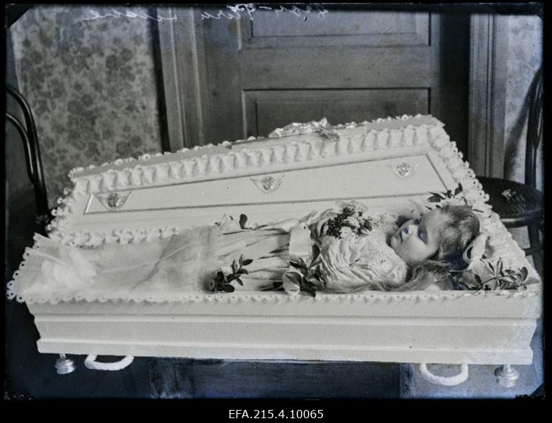 Tüdruku põrm kirstus, (foto tellija Turu).