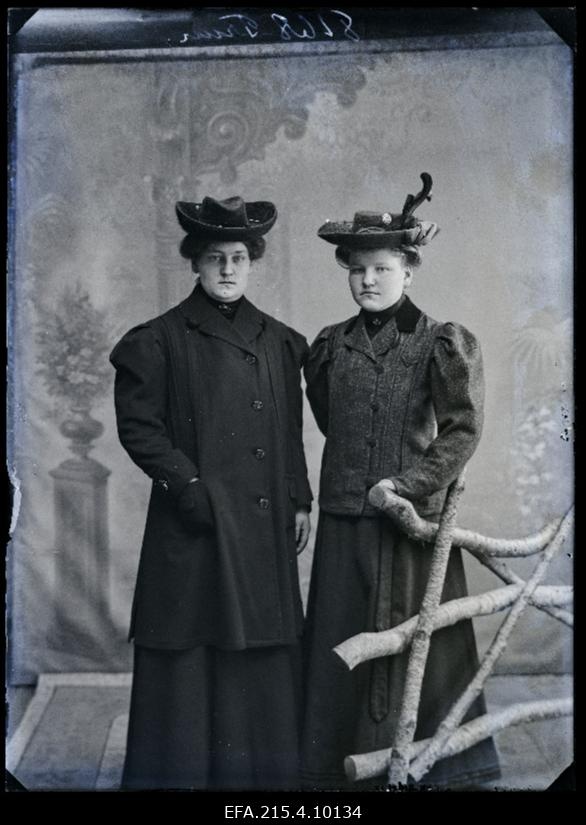 Kaks naist, paremal Truu.