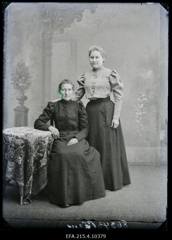 Vanaproua [tütrega], (foto tellija Pärn [Pärna]).