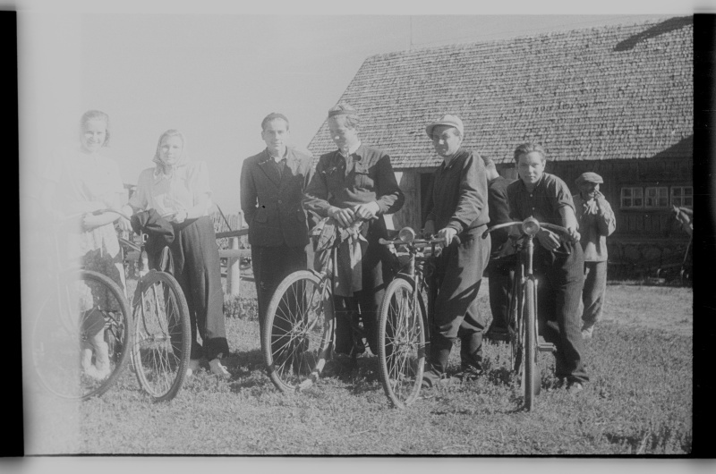 Seltskond jalgratastega